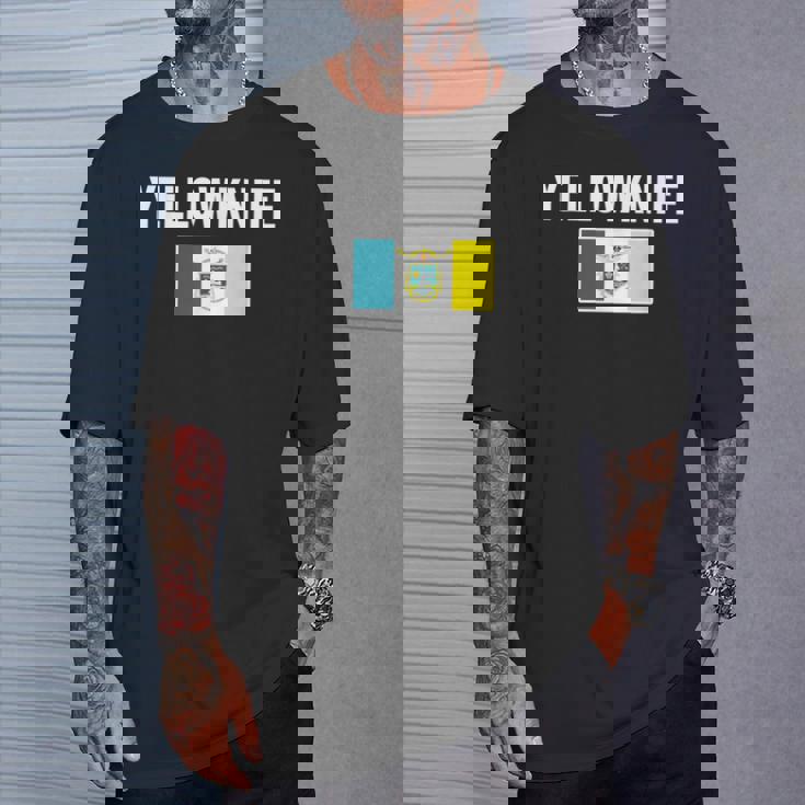 イエローナイフ 紋章 旗 国家への誇り ギフト お土産 Tシャツ 彼への贈り物