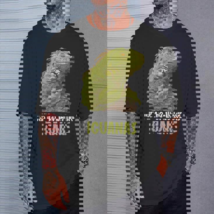 イグアナ・イグアナが大好きな男の子だけ。 Tシャツ 彼への贈り物