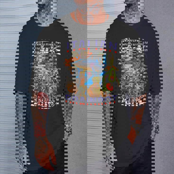 イタリアのブレインロットビッグミーム7月4日フラッグフット。 Tシャツ 彼への贈り物