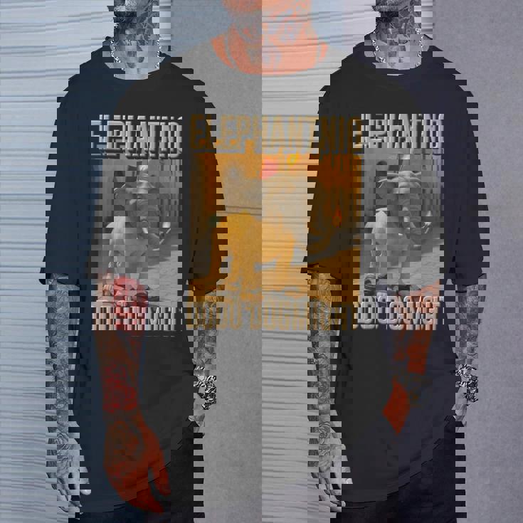 イタリアンブレインロットキャラクター エレファントニオ・ドードー ドッグマイ・ミーム Tシャツ 彼への贈り物