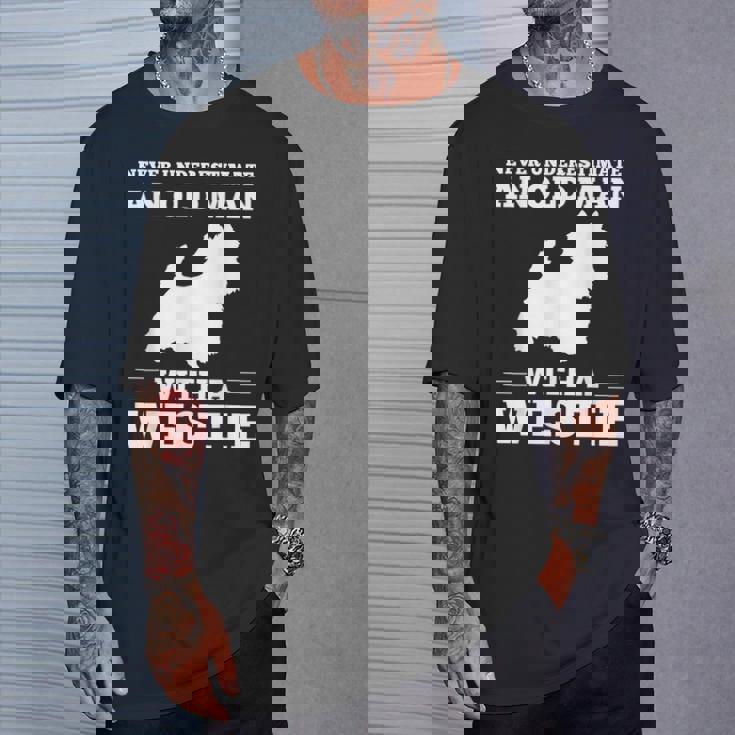 ウェスティ・ドッグを飼っている老人を決して過小評価しないでください Tシャツ 彼への贈り物