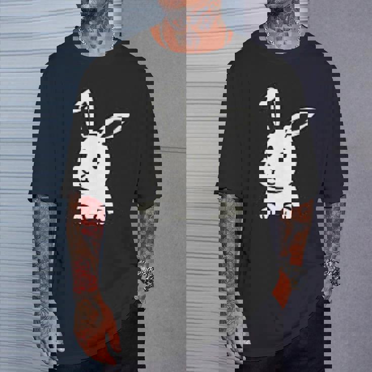 ウサギの穴から出てトラブルに巻き込まれる Tシャツ 彼への贈り物