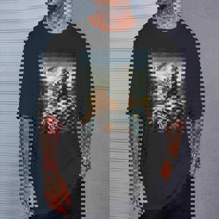 エイリアンホールディングヒューマンベイビーufo地球外接触tシャツ Tシャツ 彼への贈り物