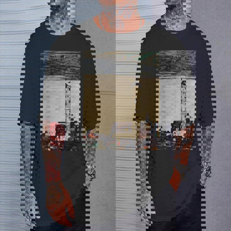 エゴン・シーレ作「ドナウ川のシュタインの教会」1913 Tシャツ 彼への贈り物