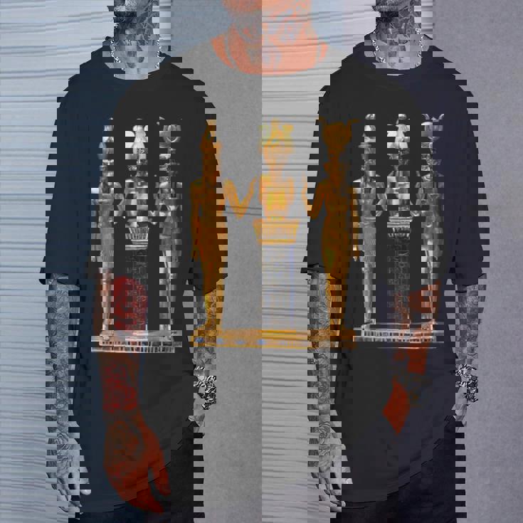 エジプト トリニティ ゴールデンホルス オシリスとイシスの像 Tシャツ 彼への贈り物