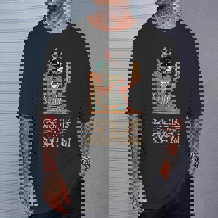 エジプトの猫のようなスクロールデザイン。 Tシャツ 彼への贈り物