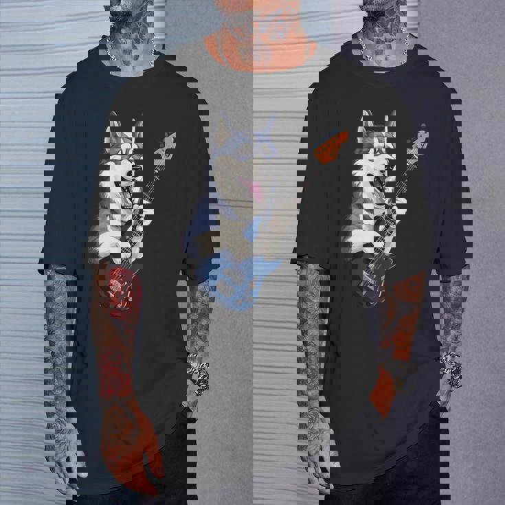 エレキギターを弾く面白いシベリアンハスキー犬ミュージシャン Tシャツ 彼への贈り物