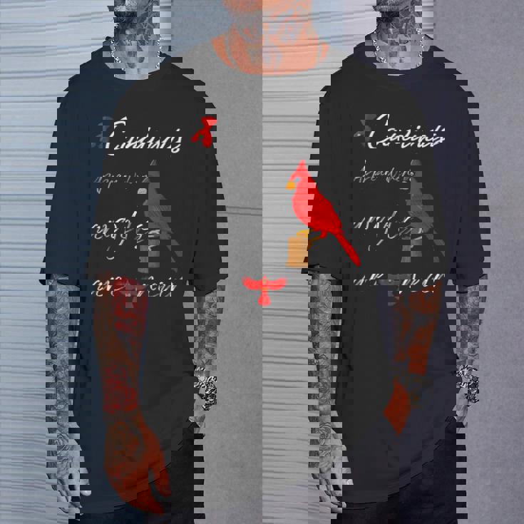 エンジェルが近くにいるとカーディナルが現れる Tシャツ 彼への贈り物