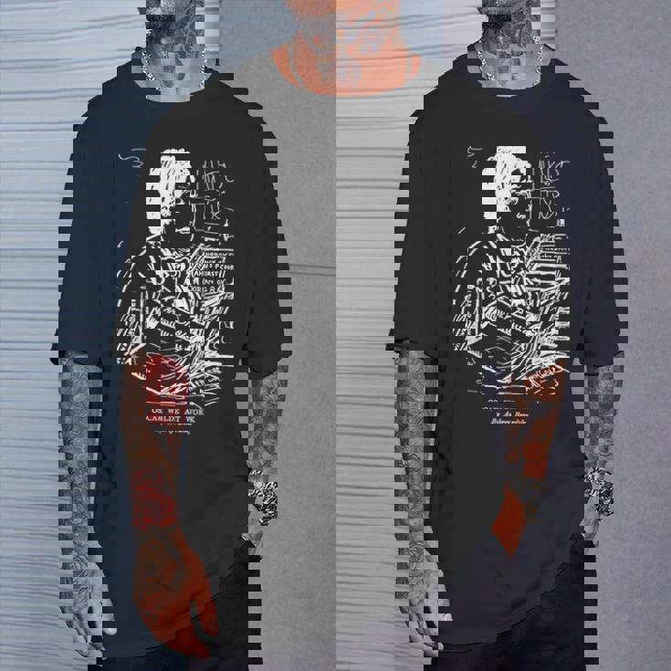 オスカー・ワイルド At Work By オーブリー・ビアズリー 1893 Tシャツ 彼への贈り物