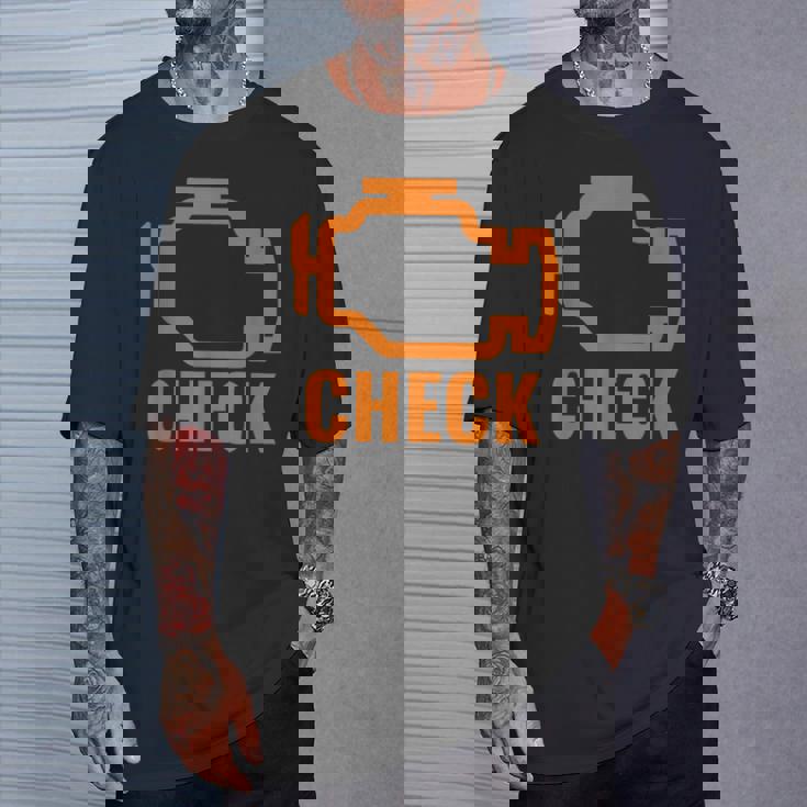 オレンジ色の車のエンジンダッシュボード警告灯 面白いメカニック。 Tシャツ 彼への贈り物