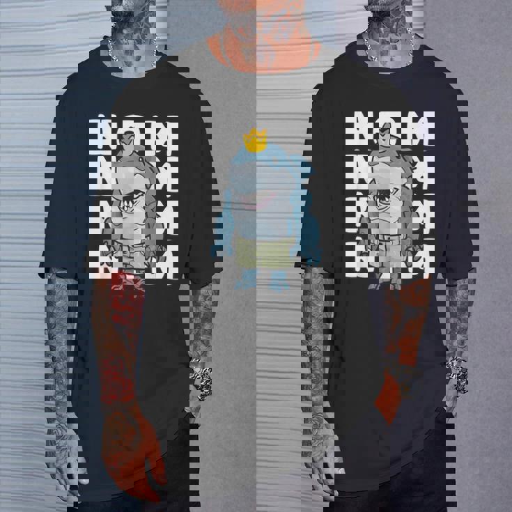 オーシャンキング シャーク ハングリーシャーク キング Eat Now Nom Tシャツ 彼への贈り物