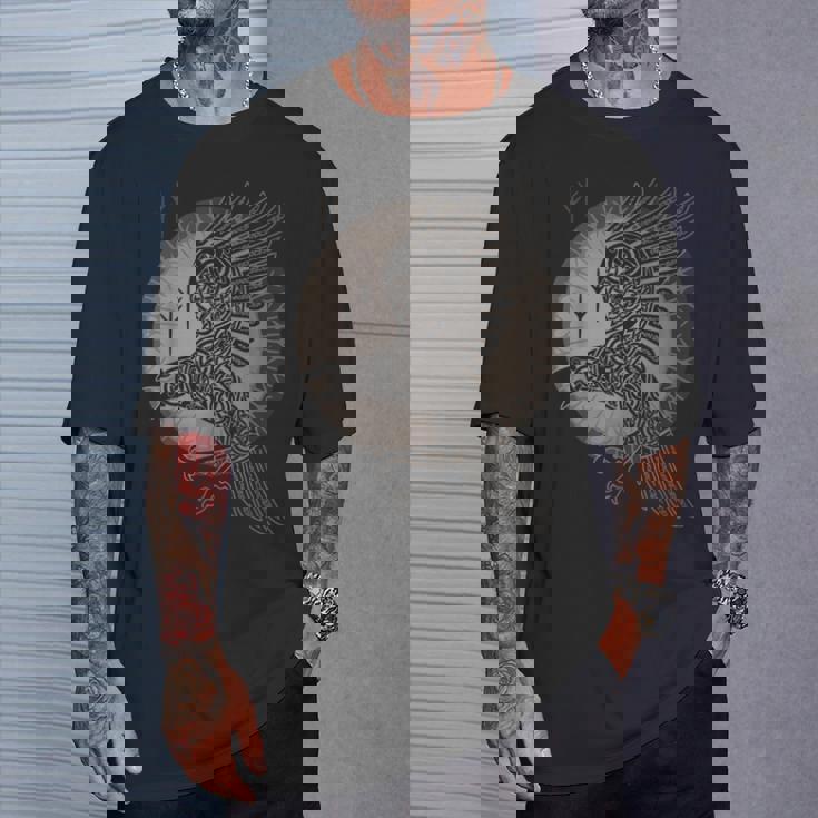 オーディンのカラス フギンとムニン フギンとムニン Tシャツ 彼への贈り物