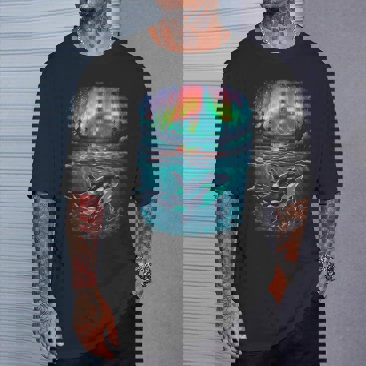 オーロラシャチが特徴のオルカ。 Tシャツ 彼への贈り物