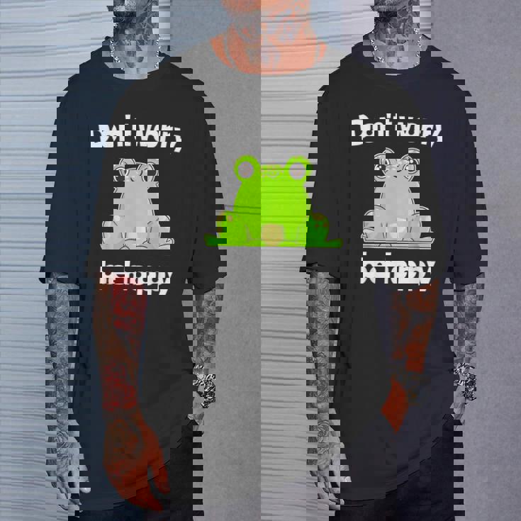 カエルのモチーフ面白いカエルのことわざは私にキスします Frog Motif Frogs Worry Hoppy Tシャツ 彼への贈り物