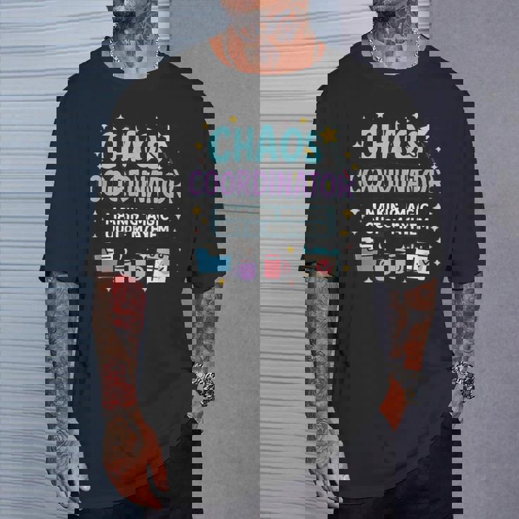 カオスコーディネーター 魔法のように混乱を整える人へ Tシャツ 彼への贈り物