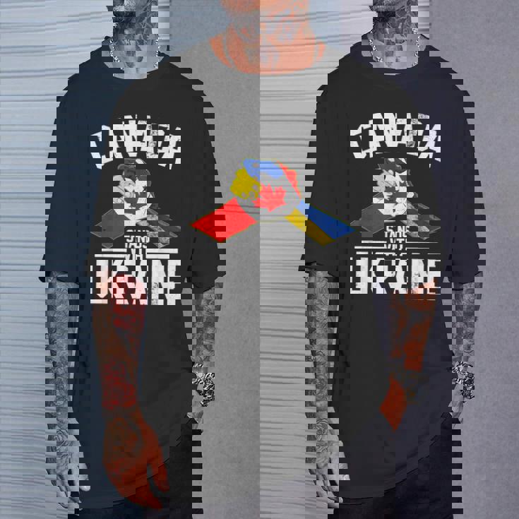 カナダはウクライナのウクライナのカナダの旗のtシャツで立ちます Tシャツ 彼への贈り物
