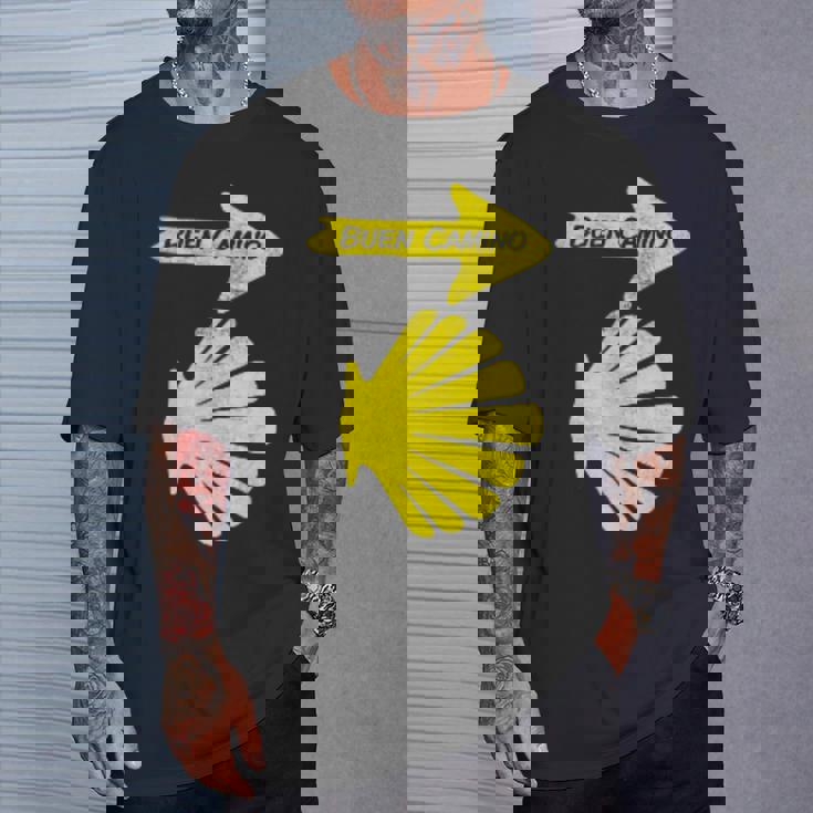 カミーノデサンティアゴの巡礼のシンボル、ブエンカミノシェル Tシャツ 彼への贈り物