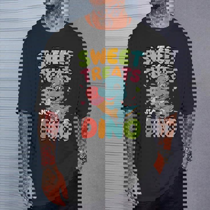 カラフル スイート おやつ 恐竜 かわいい 恐竜 デザート アイスクリーム Tシャツ 彼への贈り物