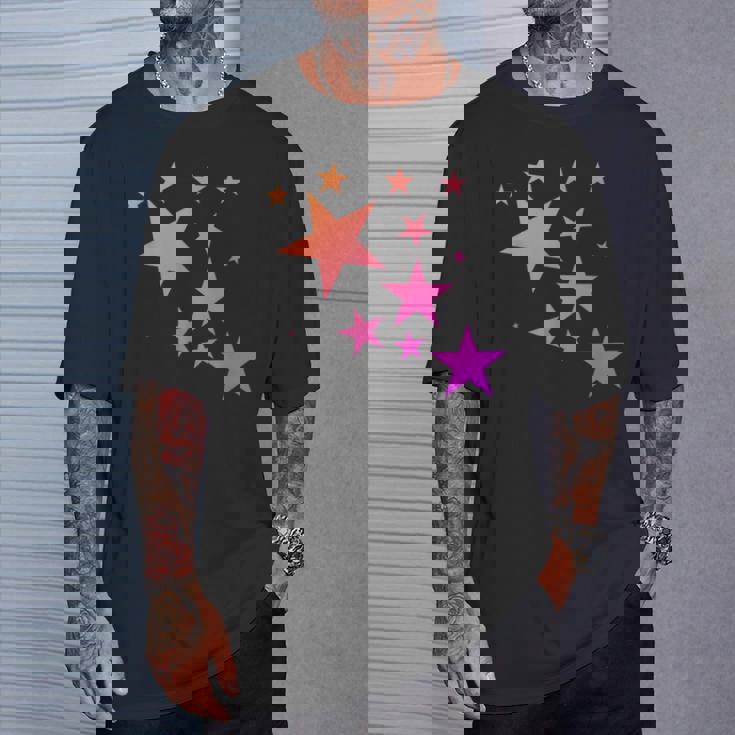 カラフルなオレンジピンクの星、流れ星柄デザイン。 Tシャツ 彼への贈り物