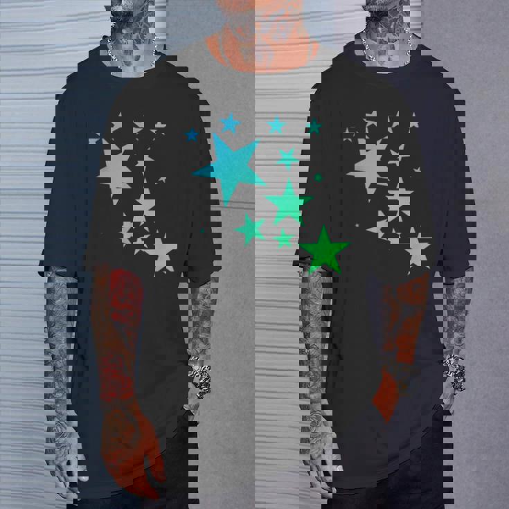 カラフルなグリーンブルーの星、星柄デザイン。 Tシャツ 彼への贈り物