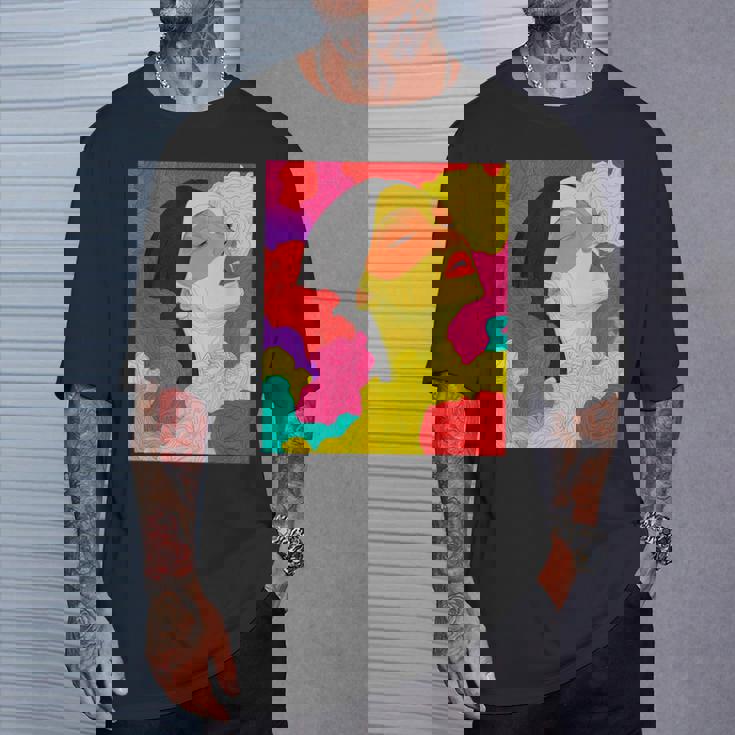 カラフルなドリームスケープ – シュールな顔と抽象的な波 Tシャツ 彼への贈り物