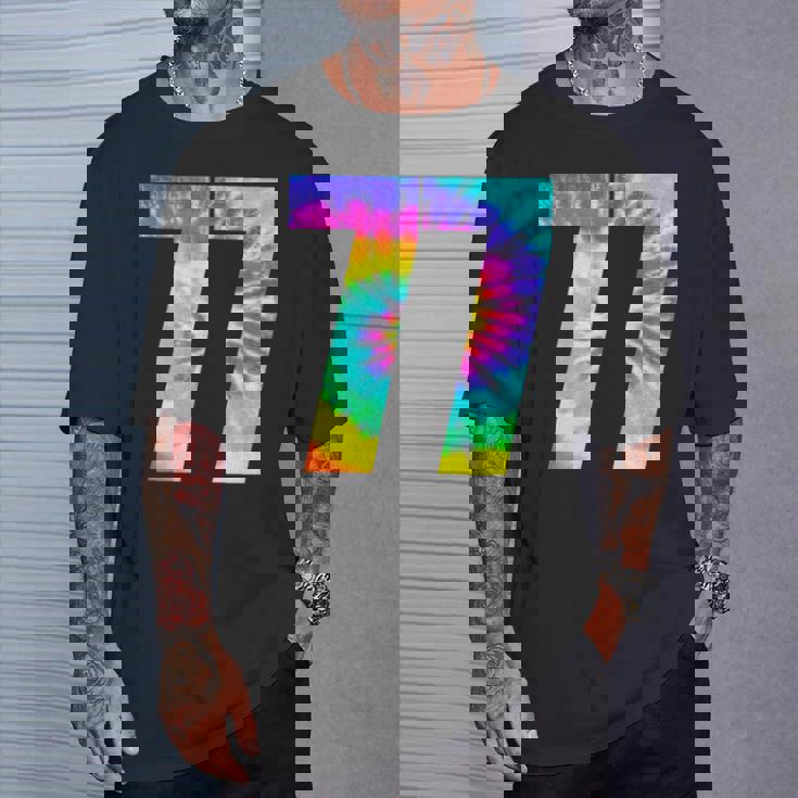 カラフルな絞り染め 77歳の誕生日または77番のチームイベント Tシャツ 彼への贈り物
