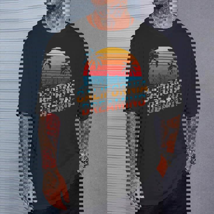 カリフォルニア ドリーミング サンセット ヤシの木 街並み Tシャツ 彼への贈り物