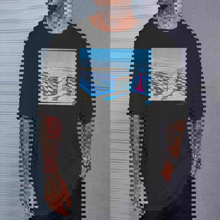 カリフォルニアの桟橋からのカラフルな海の景色 Tシャツ 彼への贈り物