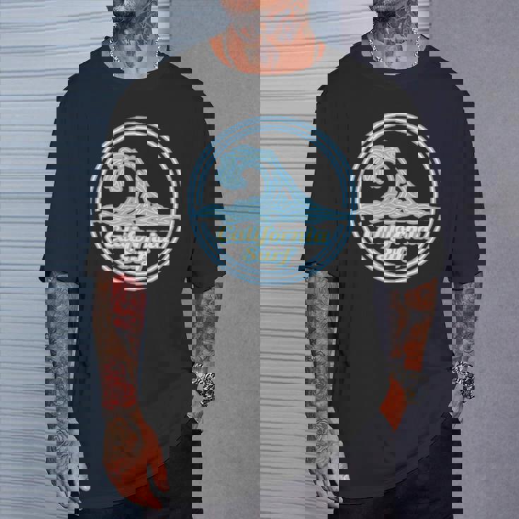 カリフォルニア州バハ、ビッグウェーブサーフクラブ、サーフィングラフィック。 Tシャツ 彼への贈り物