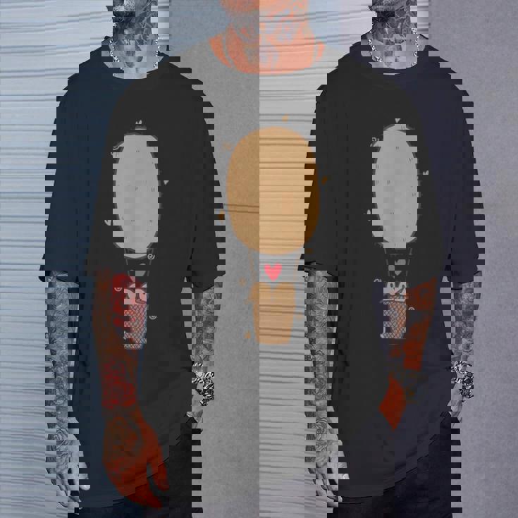 キウイフルーツバルーンで飛ぶ2羽のキウイ鳥。 Tシャツ 彼への贈り物