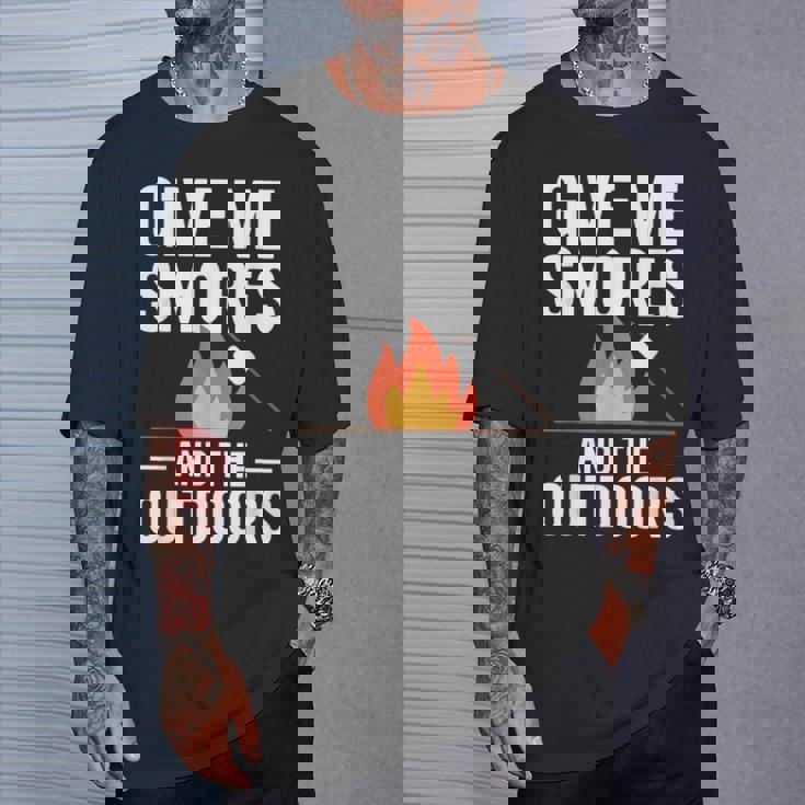 キャンプ&ハイカー向け、スモーズアンドザアウトドアデザインを与えてください Tシャツ 彼への贈り物