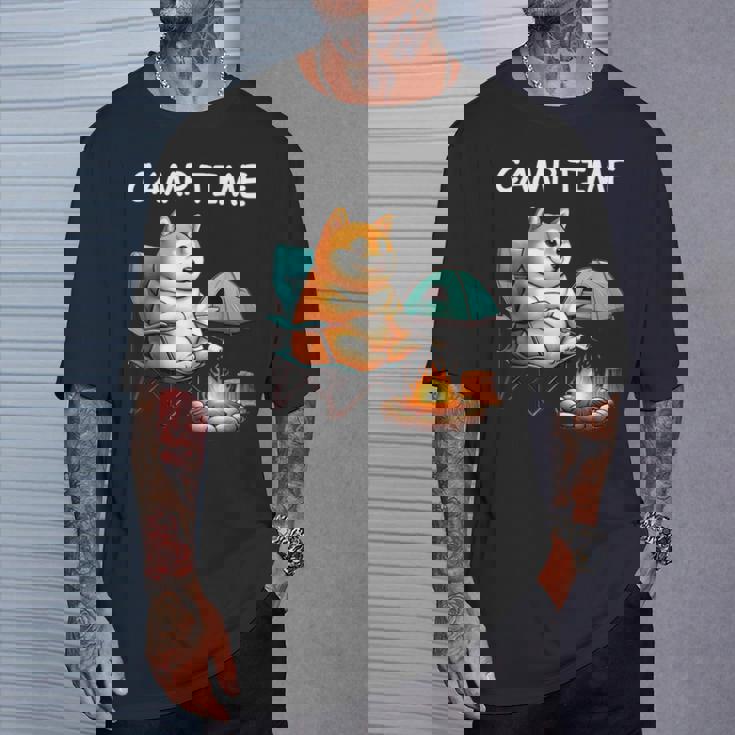 キャンプ Camp Time アウトドア 焚火 おもしろ 犬 柴犬好き 柴犬 名言 文字 面白い ふざけた ネタ Tシャツ 彼への贈り物