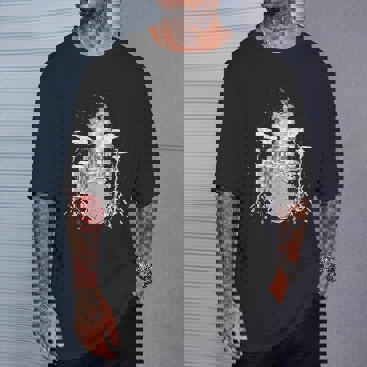 キュートで面白い猫のドラマー ドラムを弾くパンク ロックスター グラフィック Tシャツ 彼への贈り物