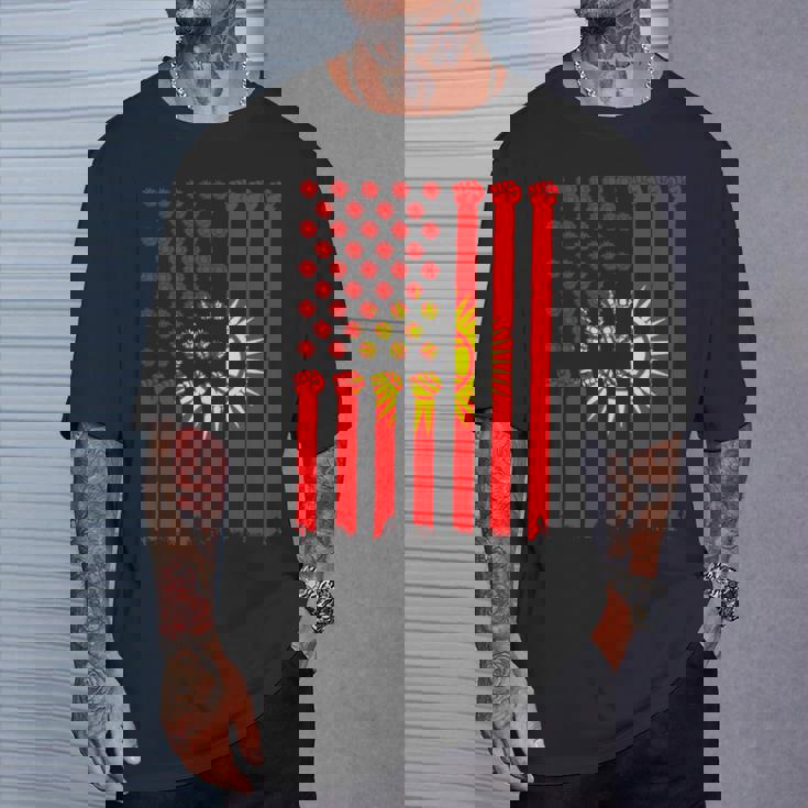 キルギス アメリカ 手拳 キルギス ルーツ アメリカ キルギス 国旗 Tシャツ 彼への贈り物