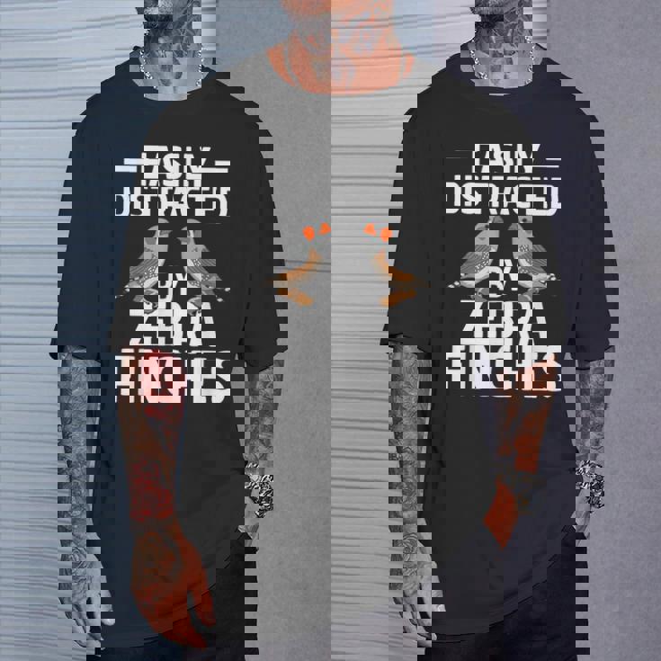 キンカチョウの飼育員はキンカチョウに気をそらされやすい Tシャツ 彼への贈り物