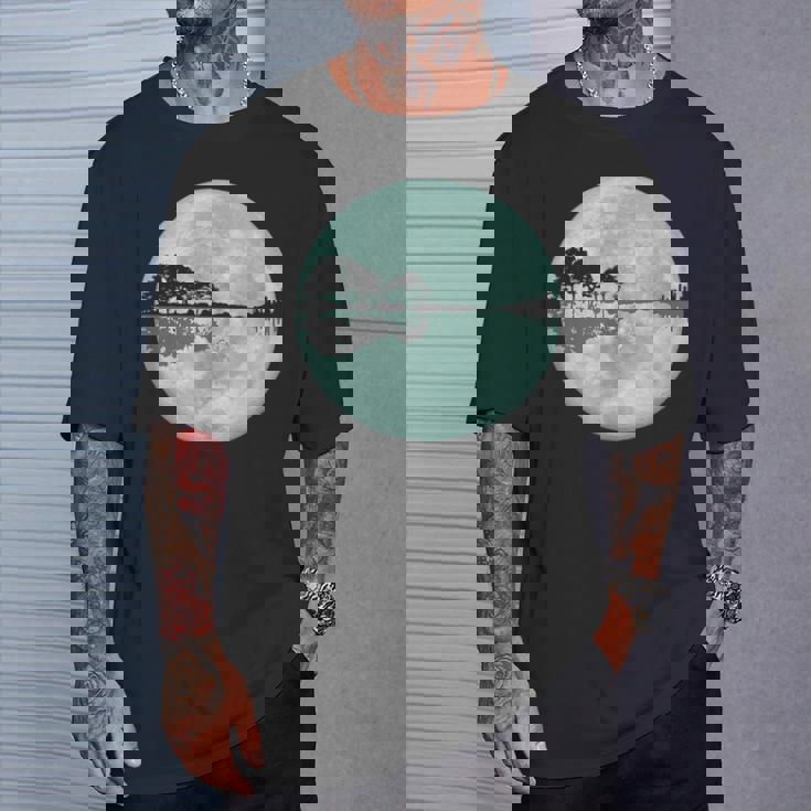 ギター 湖 反射 月 ギター ミュージシャン Tシャツ 彼への贈り物