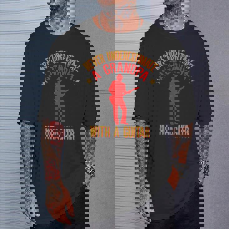 ギターを持ったおじいちゃんを決して過小評価しないでください Tシャツ 彼への贈り物