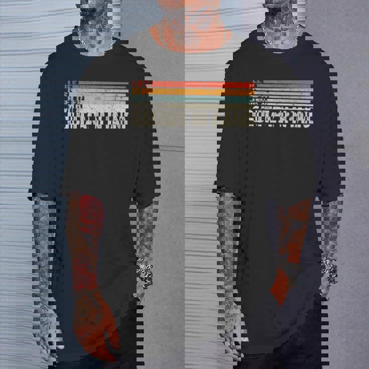 ギター・イン・ハンド・ミュージシャン・ギタリストとの人生はより良い。 Tシャツ 彼への贈り物