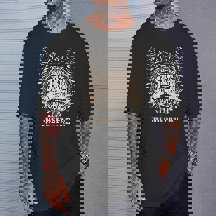 ギフトには理解できないスティンソンです。 Tシャツ 彼への贈り物