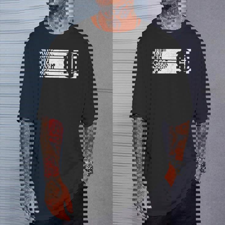 クラシックアーツの5速マニュアルトランスミッションで訓練されています。 Tシャツ 彼への贈り物