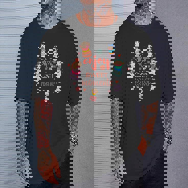 クレヨンしんちゃん かすかべ防衛隊とマカロンしんちゃんのティータイム Tシャツ 彼への贈り物