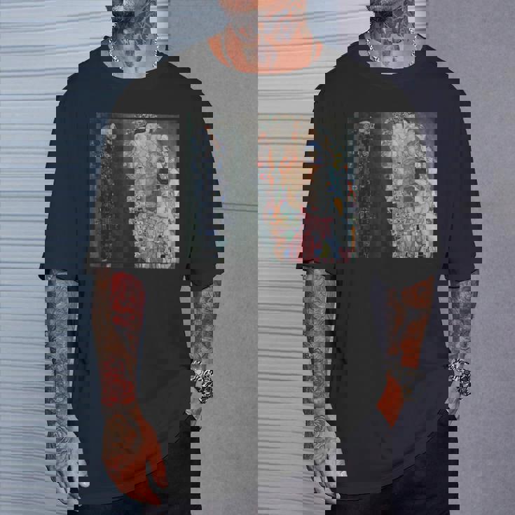 グスタフ・クリムトによる死と生1916 Tシャツ 彼への贈り物