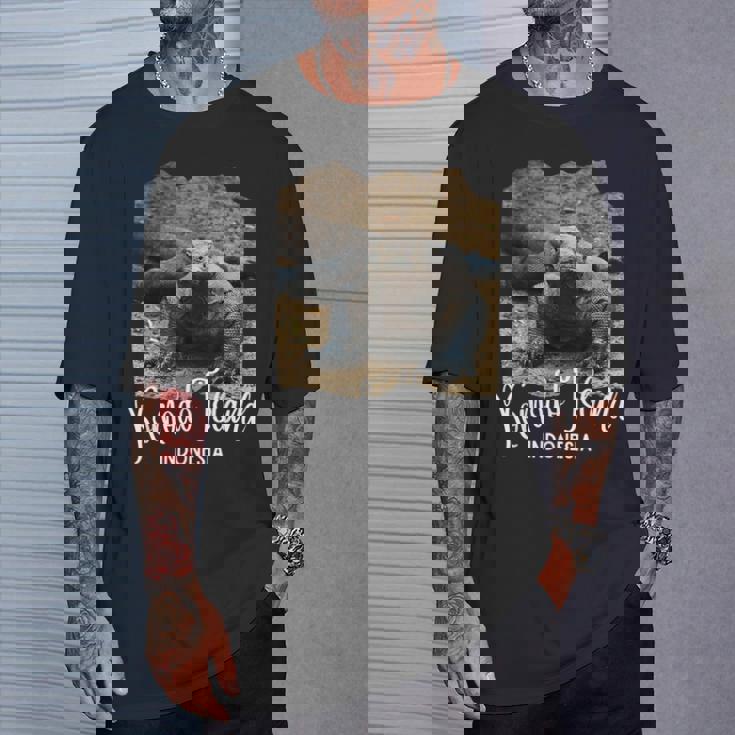 コモド島 インドネシア レトロポスターコモドドラゴン Tシャツ 彼への贈り物