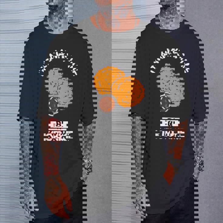 コロッケ 食好き、いつもコロッケを食べる時間だ Tシャツ 彼への贈り物