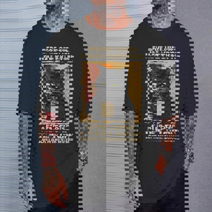 コーヒーの前にみんな嫌いな黒猫がコーヒーを飲む Tシャツ 彼への贈り物