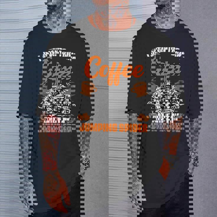 コーヒーを飲んで、面白いハエトリグモを撫でたいだけ Tシャツ 彼への贈り物