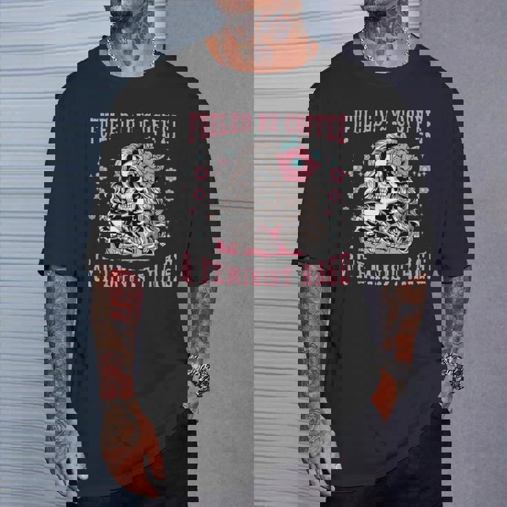 コーヒーフェミニストの怒りに支えられたスケルトンフェミニスト フェミニズム Tシャツ 彼への贈り物