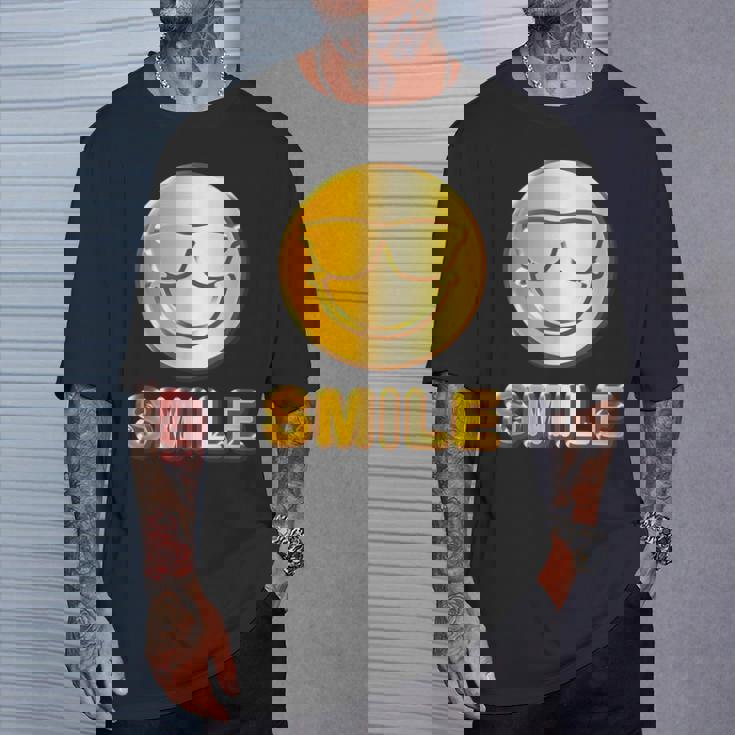 ゴールデン スマイル（フェイク ゴールド風）スマイリー フェイス ニコニコ 笑顔 サングラス 面白い 色 Tシャツ 彼への贈り物