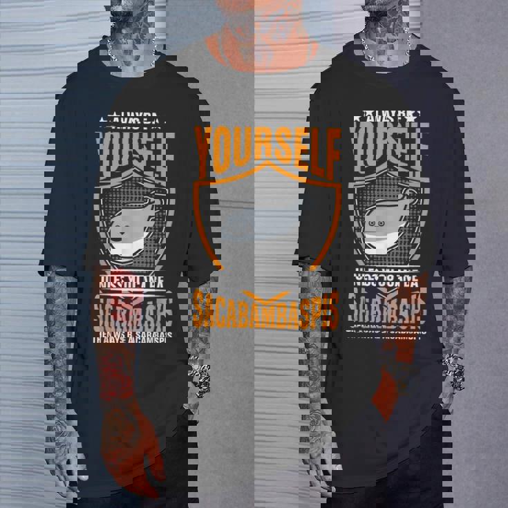 サカバンバスピスのフィッシュミームになれない限り、常に自分らしくありなさい Tシャツ 彼への贈り物