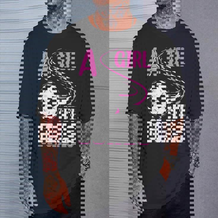 サッカーでゴールを決めた少女 Tシャツ 彼への贈り物